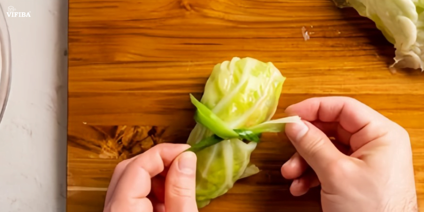 Dùng hành lá buộc chặt bắp cải cuộn